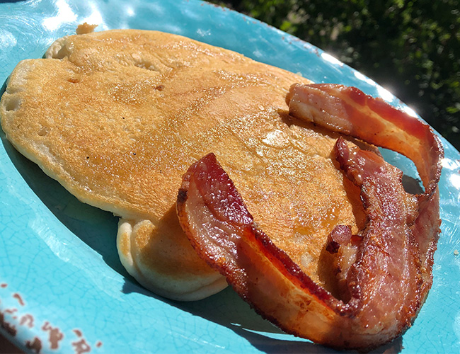 Campfire breakfast ; cast iron cooked pancakes and bacon | RIZNWILD